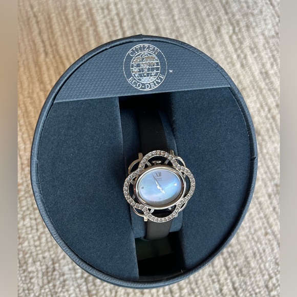 CITIZEN Quartz Eco-Drive Lady’s Watch. Black leather band. EUC. - Picture 5 of 9